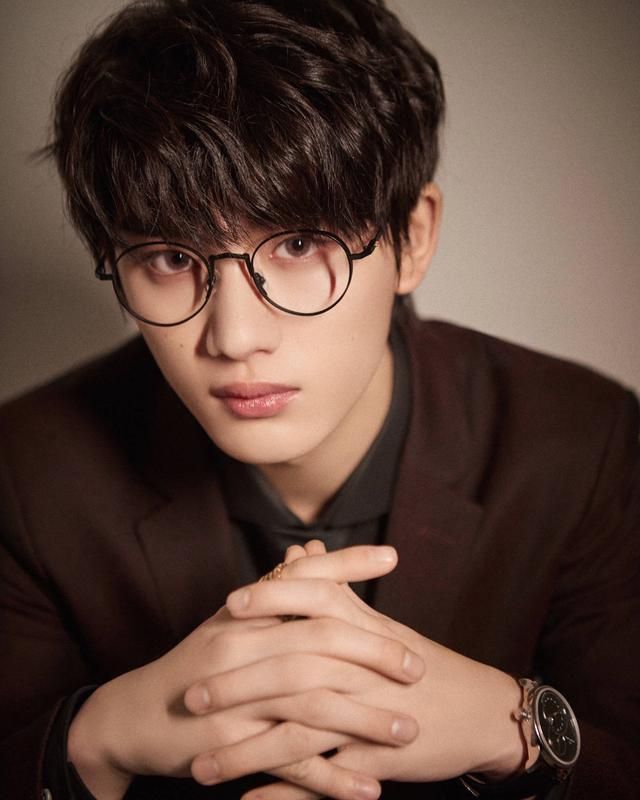 男星配眼镜,斯文一百分!