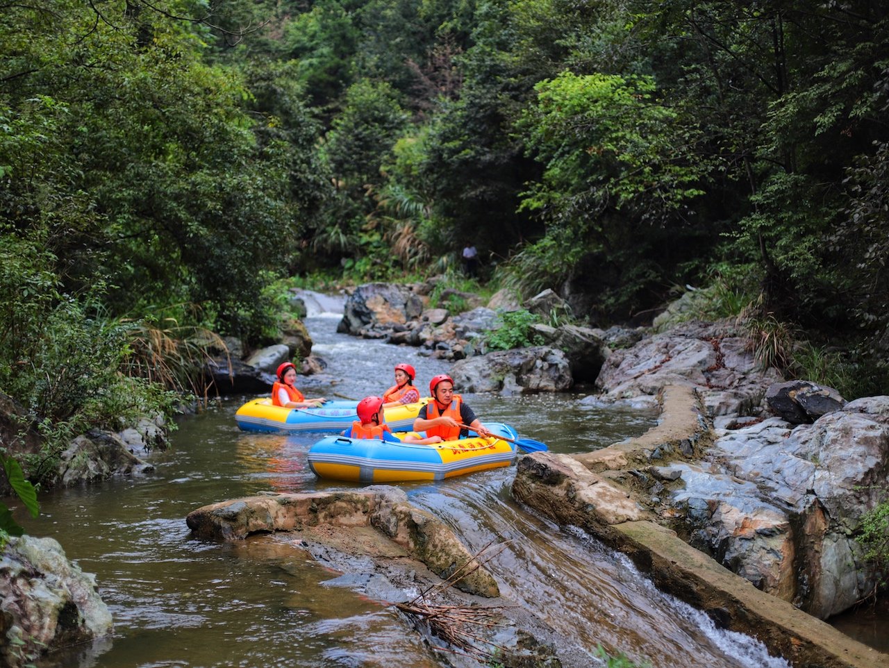 实拍安徽天柱山下顶级漂流,2个小时的自然搏击,全是女人尖叫声