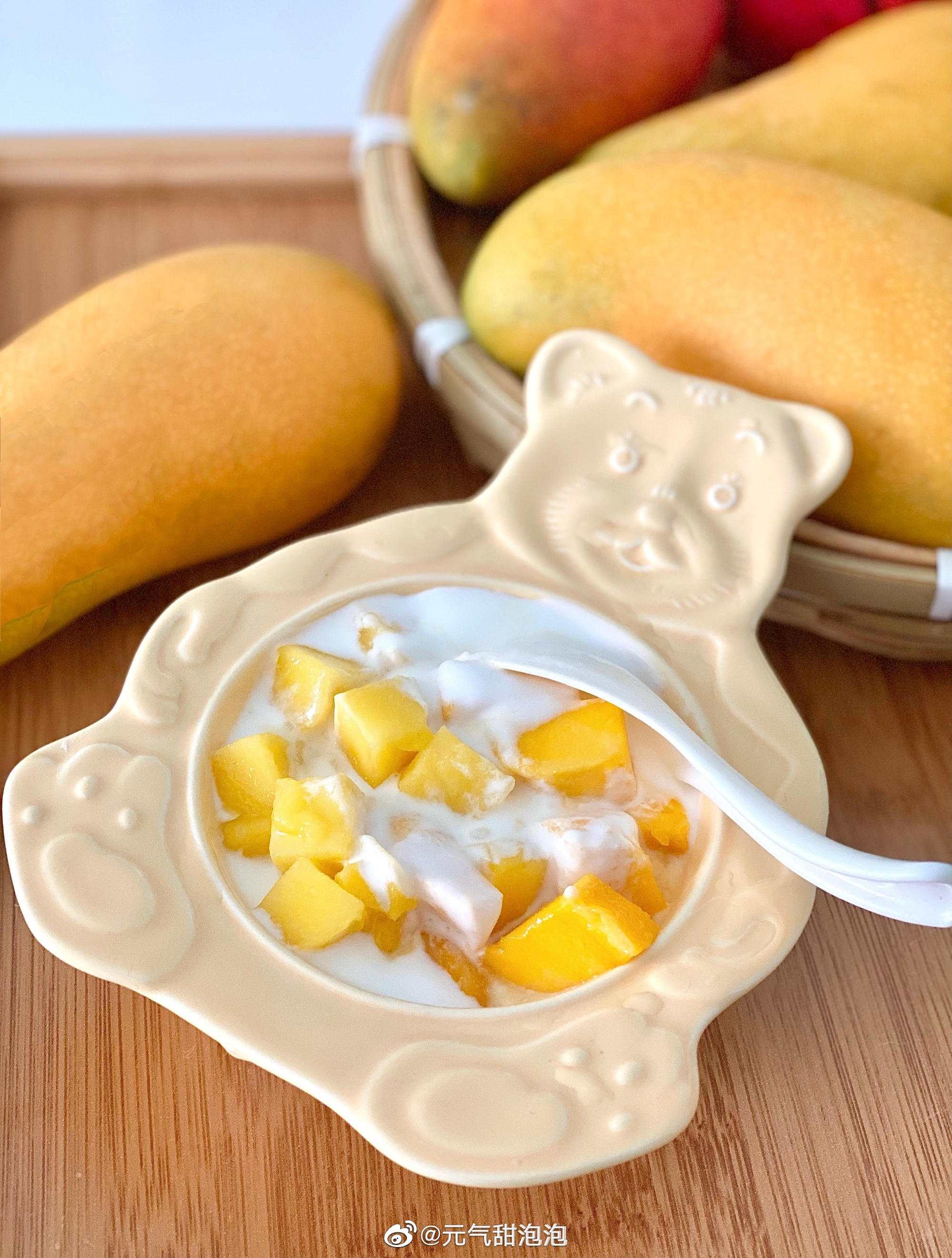 再吃就没那么容易过敏这个季节的芒果真的好甜赶紧自己做点简易水果捞