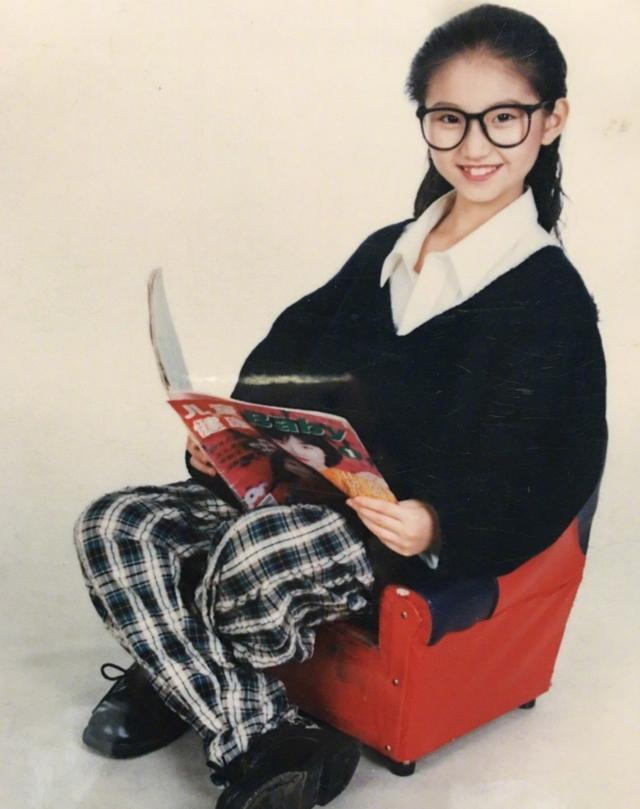 景甜童年照曝光小小年纪已是摆拍天才颜值从小美到大