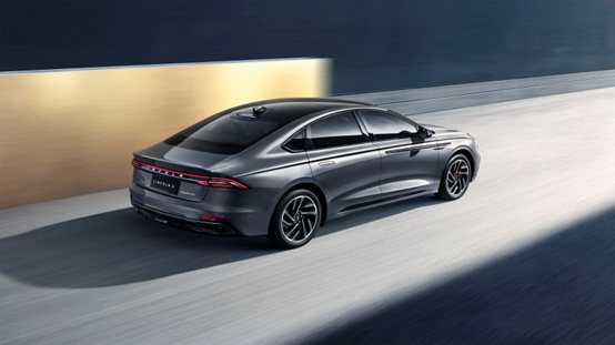 美系豪华轿车的对决，究竟谁更值得入手