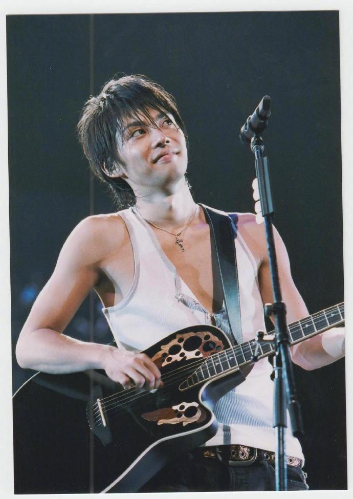 由真岛秀和主演的漫改电视剧《大叔喜欢可爱小玩意》公开定妆照