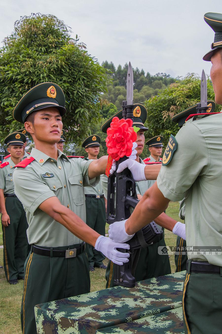 图为留队战友手握钢枪向党旗庄严宣誓.广西新闻网通讯员 果志远 摄