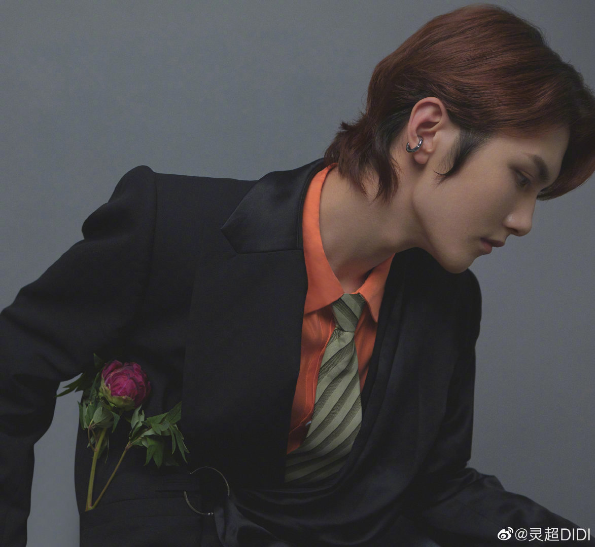 近日@灵超didi 最新大片级海报来袭 一身黑色西装内搭橘色衬衫_高清