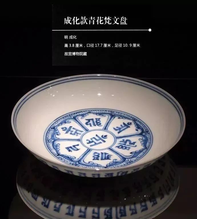 外环绕四个梵文;罐身环形书写三周梵文;盖内顶部及罐内底部"大德吉祥
