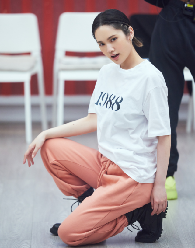 后面的是吕一,蒋璐霞,胡静,李菲儿,陈梓童,等几位姐姐,她们的票数都在