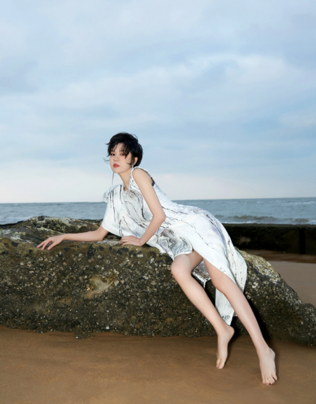 郁可唯挑战高开叉裙秀奶油腿美成焦点我p图都不敢这么p