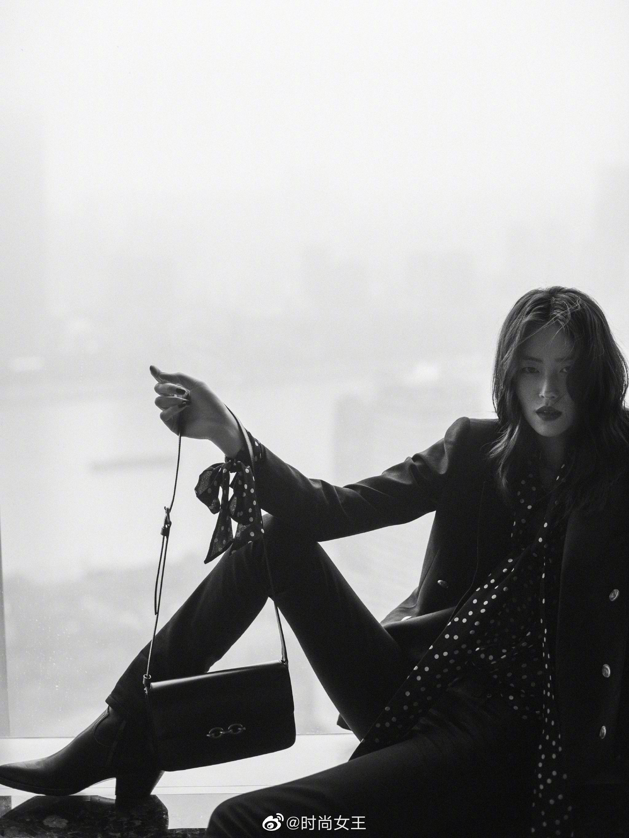 刘雯saintlaurent大片一身酷黑潇洒的大表姐又帅又美