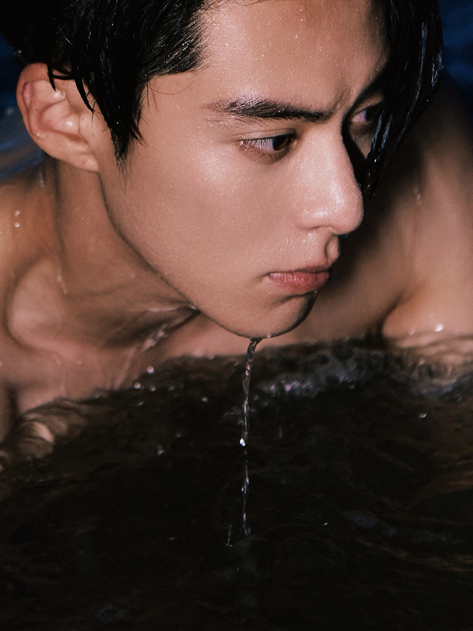 王鹤棣光影流动大片释出这个肌肉线条也太绝了吧