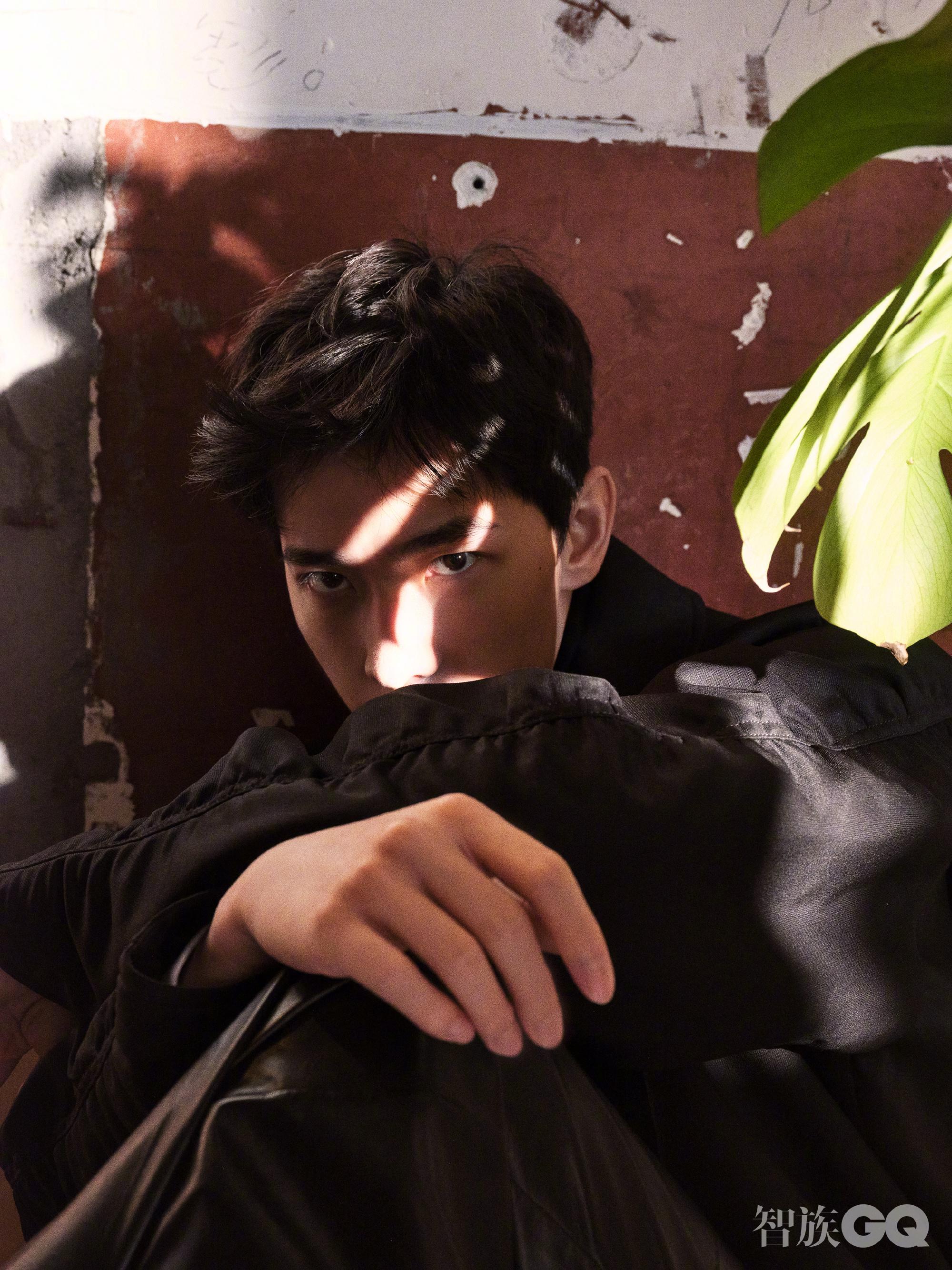 杨洋《gq智族》2021开年刊封面,来自帅哥的美颜暴击