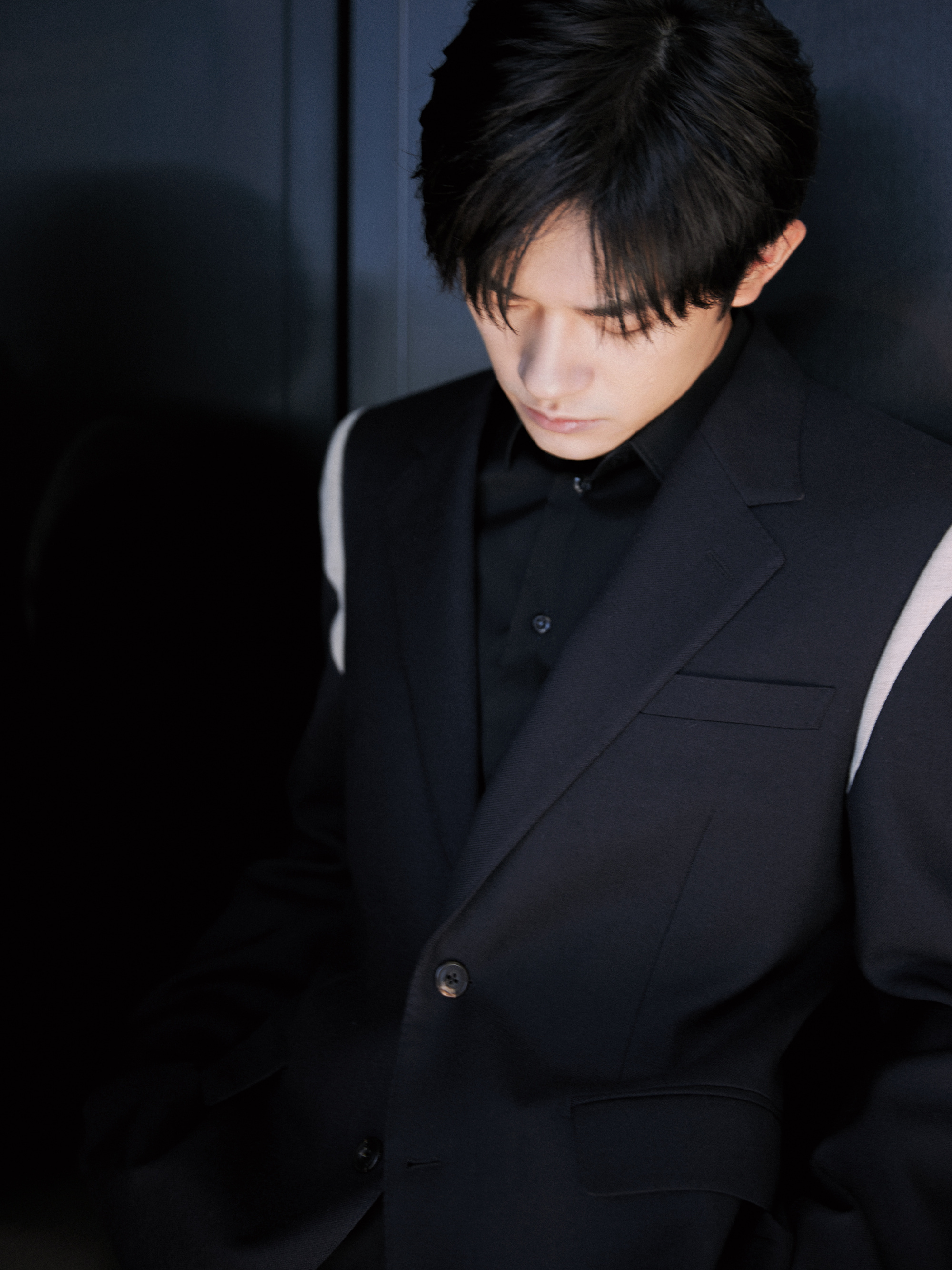 啊啊啊易烊千玺也太帅了,侧颜好优越,妥妥的霸道总裁啊!