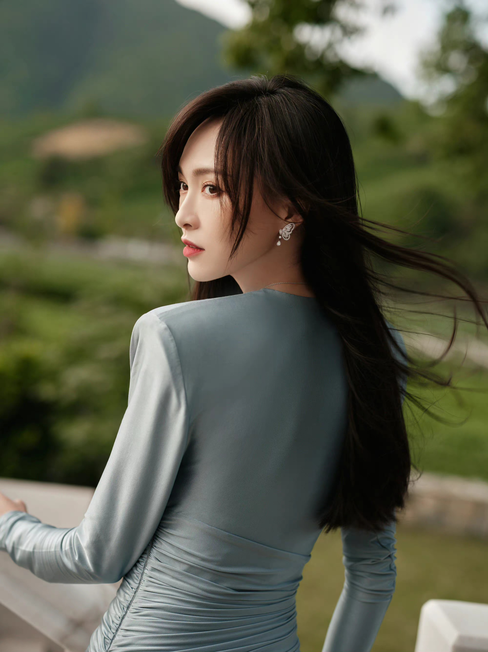 唐嫣新鲜工作拍摄花絮照 晴日微风中,温柔淡雅间的糖糖