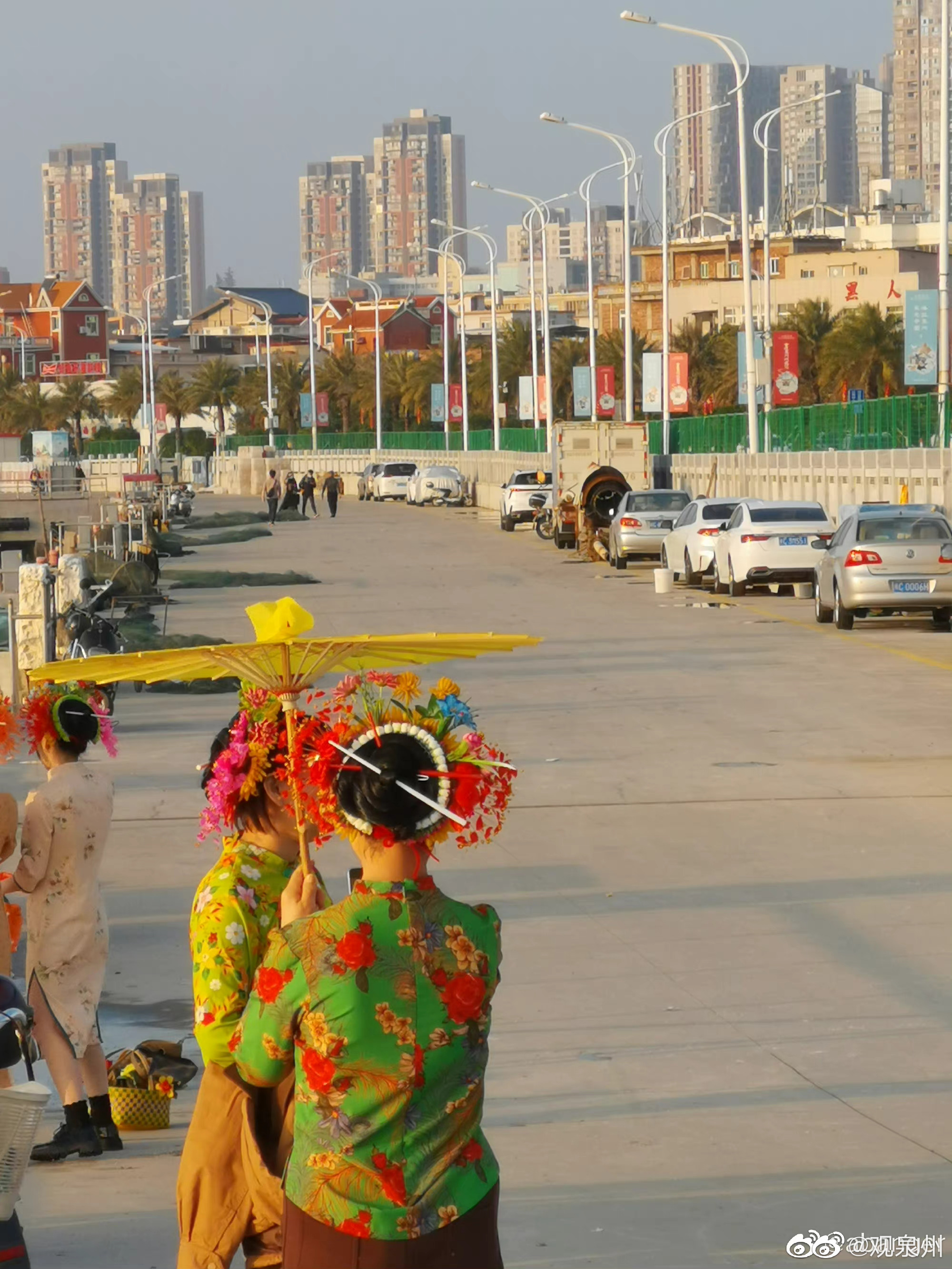 蟳埔渔人码头游客装扮蟳埔女体验渔村生活