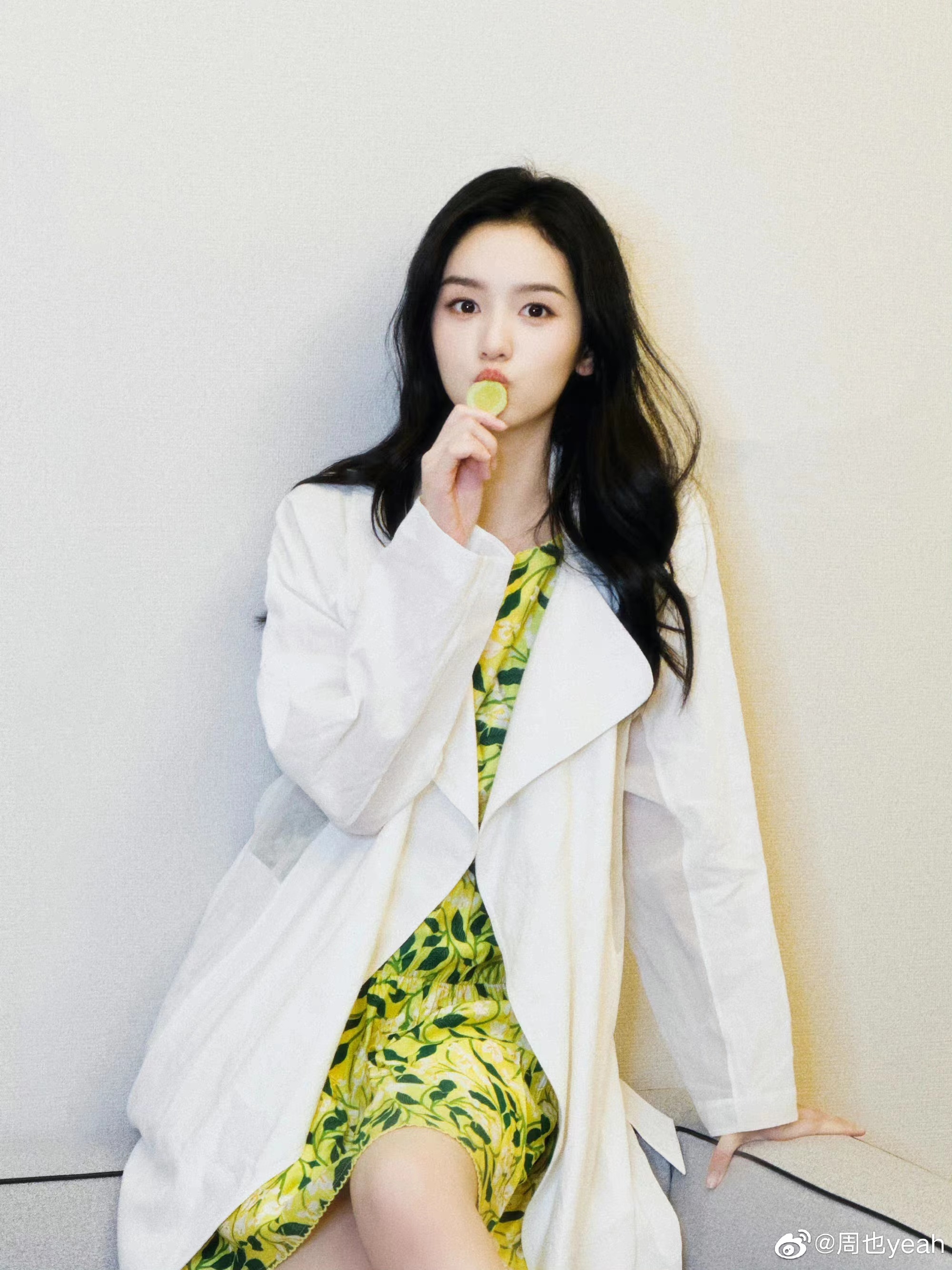 2/ 4周也素颜生图好美,好有气质,期待美女新作品