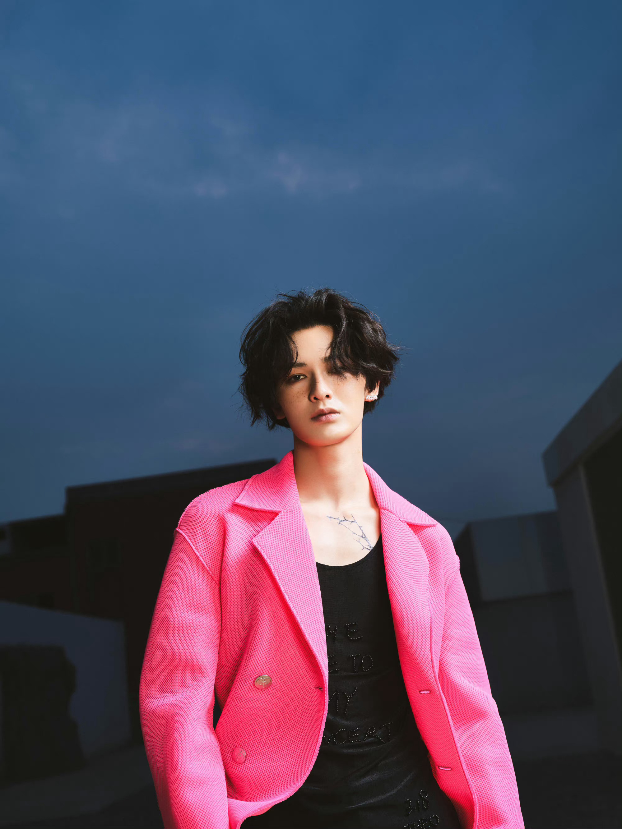 朱正廷粉色亮色西装造型 卷发,西装,锁骨纹身贴