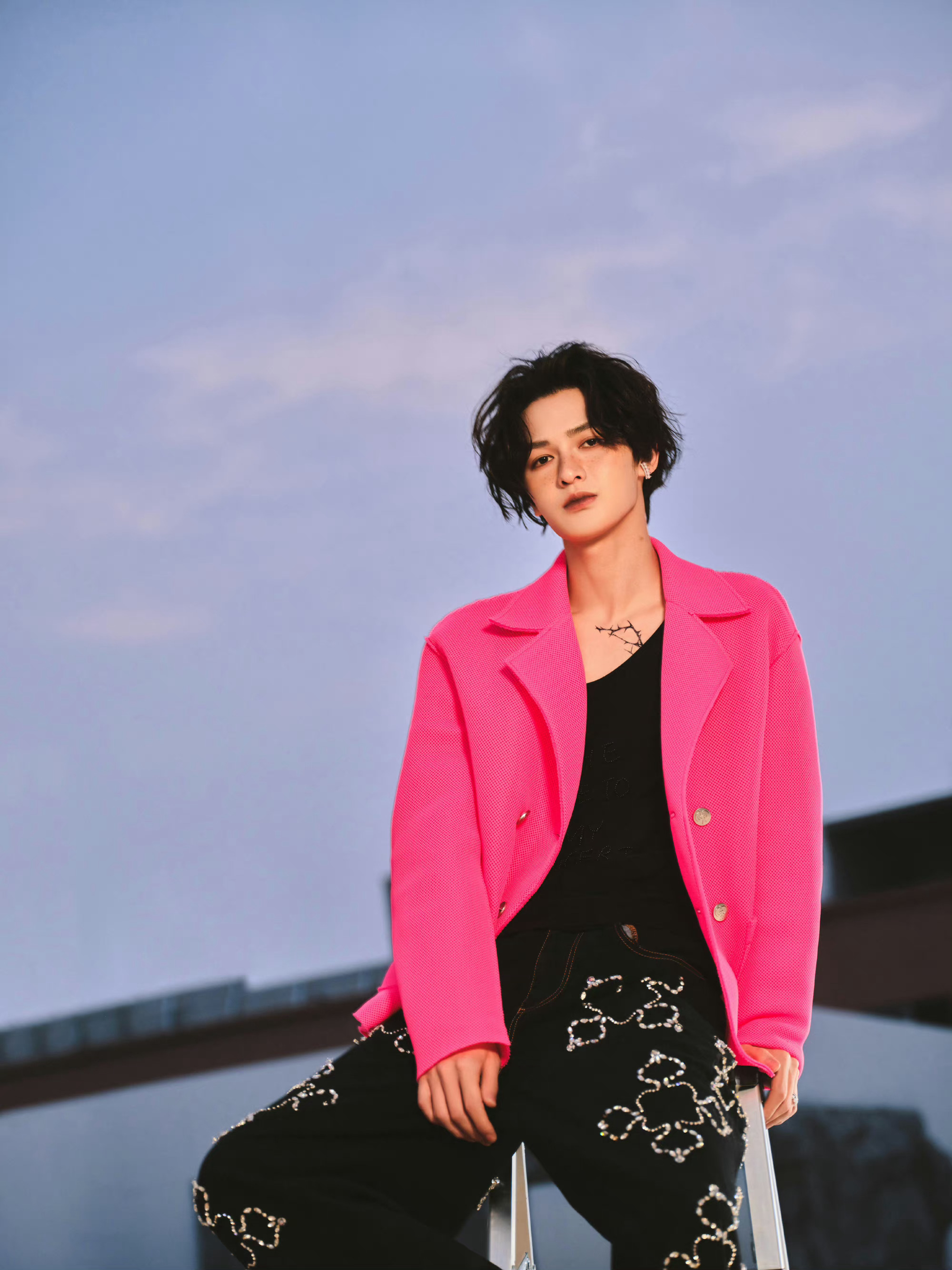 朱正廷粉色亮色西装造型 卷发,西装,锁骨纹身贴