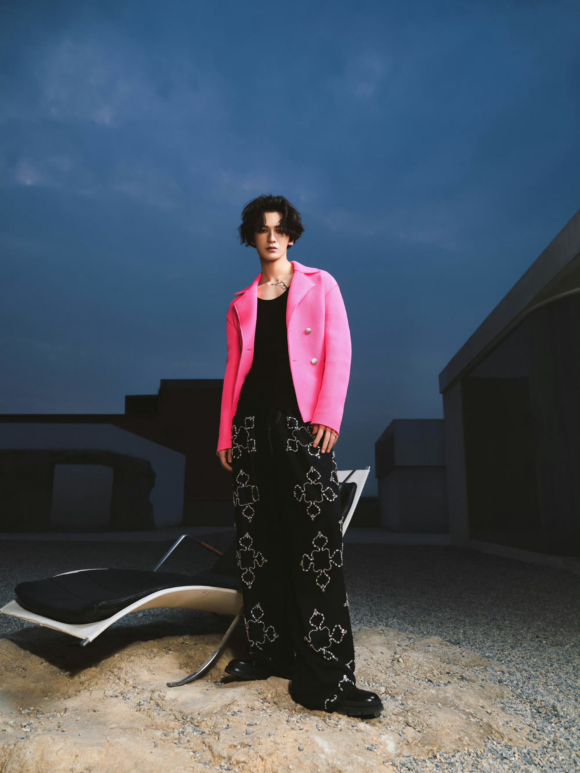 朱正廷粉色亮色西装造型 卷发,西装,锁骨纹身贴……_高清图集_新浪网