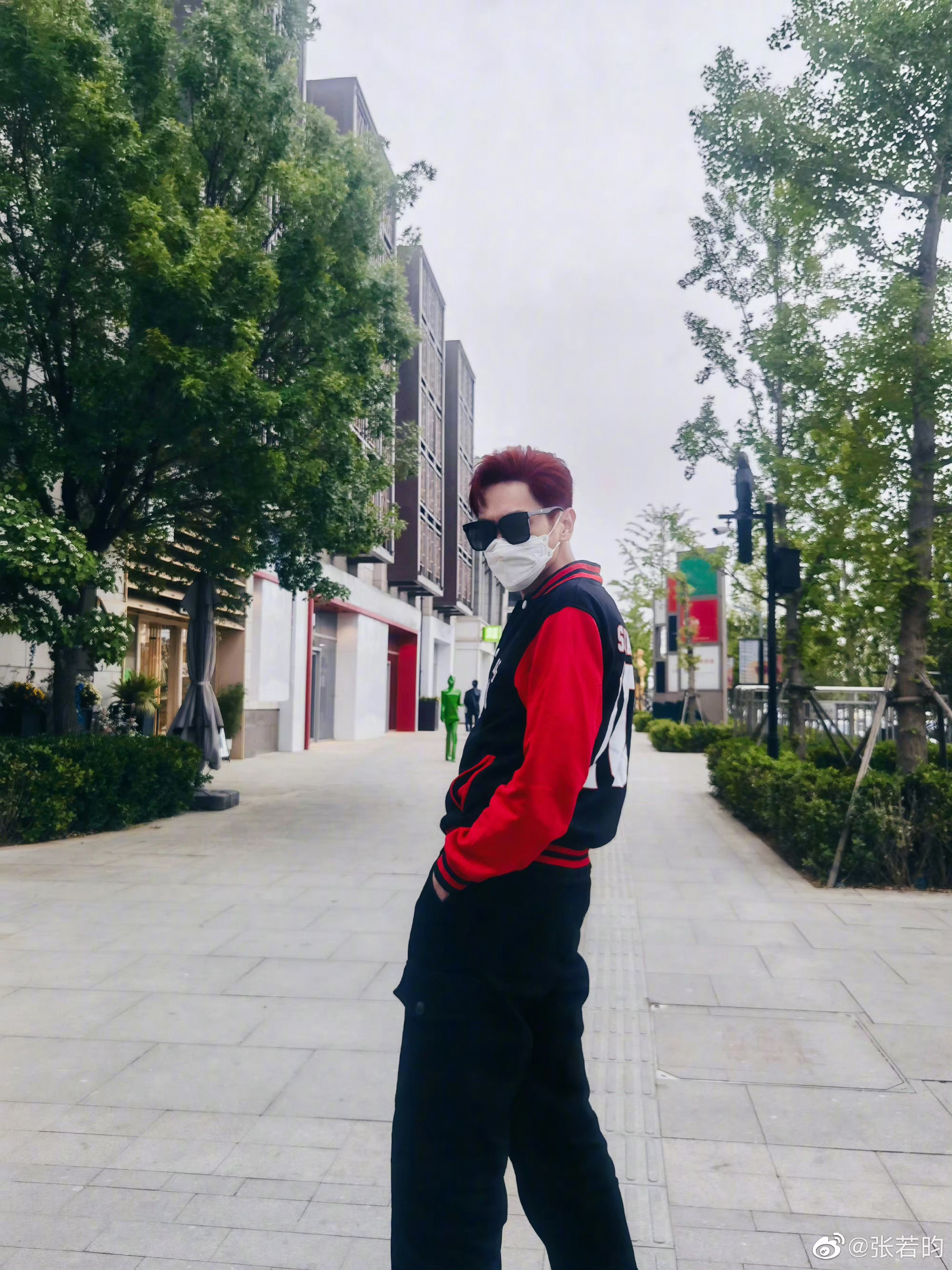 张若昀分享回眸背影照!红发77墨镜,张若昀好酷92!