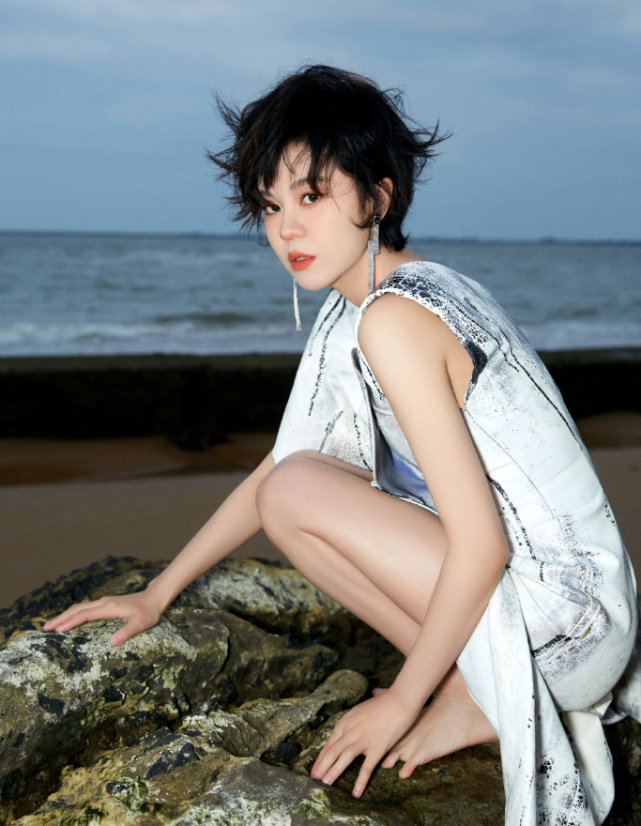 郁可唯挑战高开叉裙秀奶油腿美成焦点我p图都不敢这么p