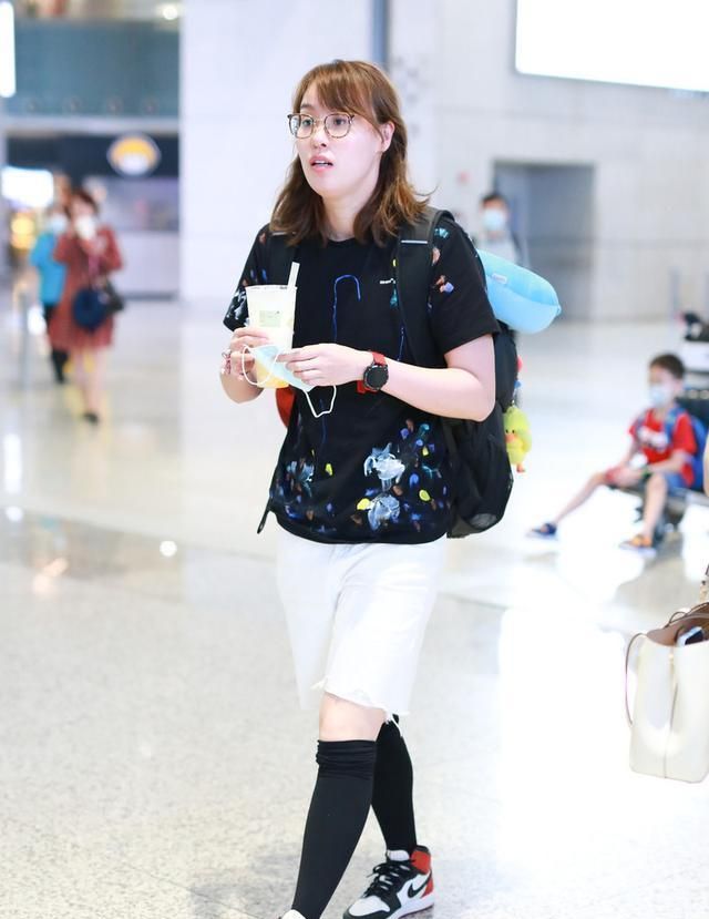 光是从五分裤 半腿袜的组合就能彰显出傅园慧的纤长好身材,能hold住