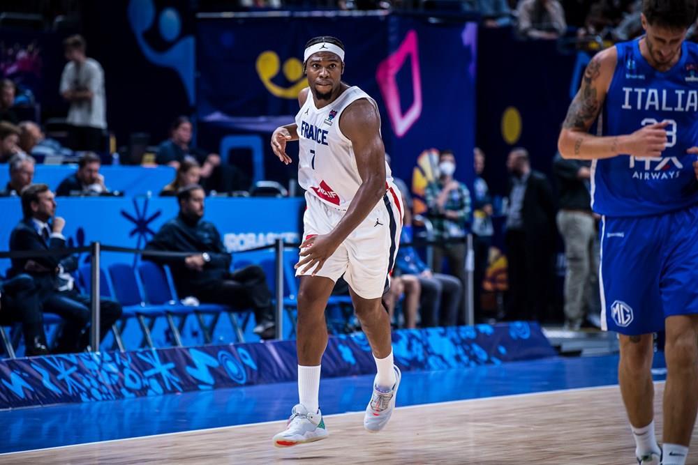 比赛中,法国队的先发四号位球员盖尔雄-亚布塞莱(guerschon yabusele)