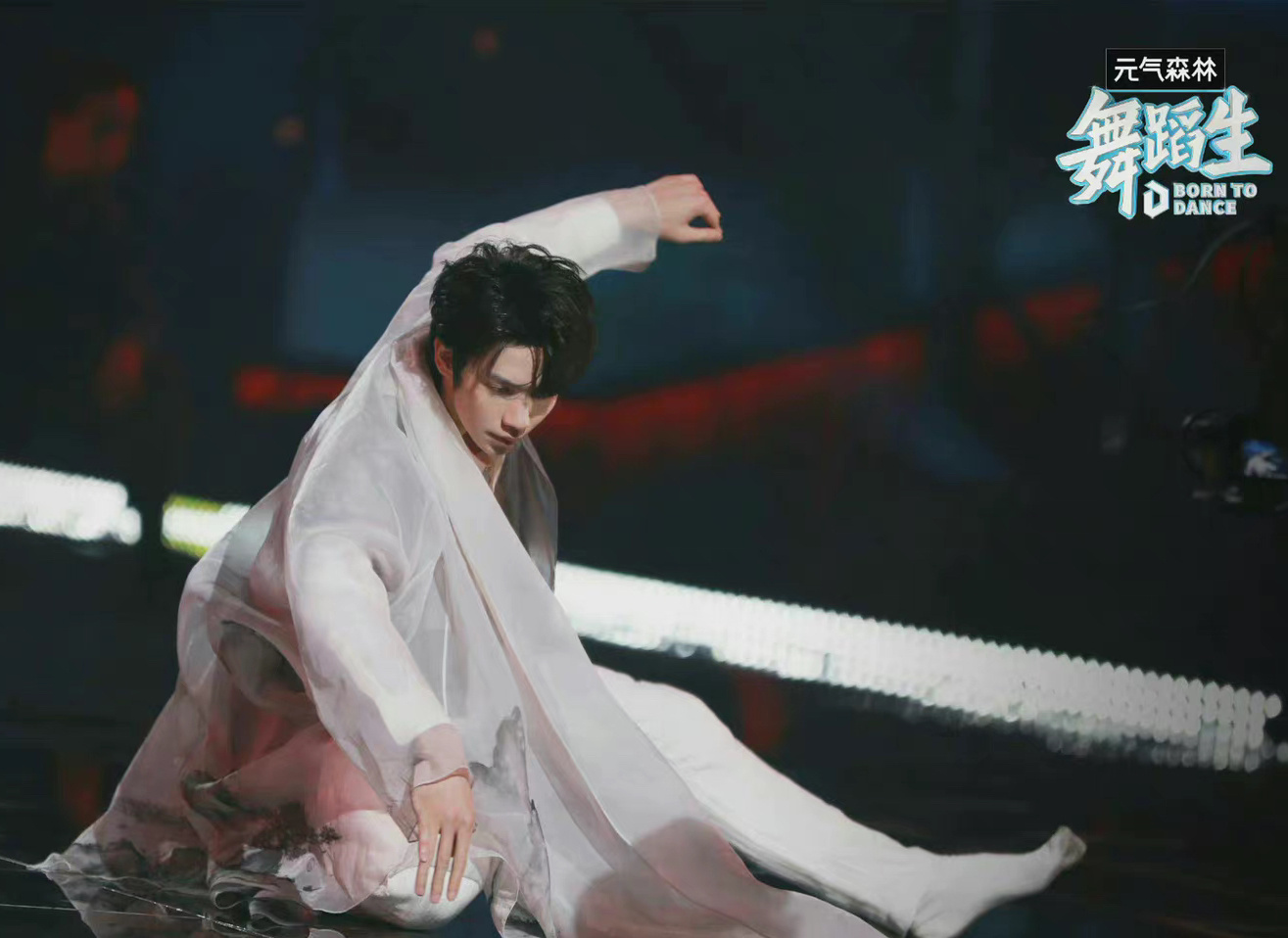 罗一舟舞蹈生舞台新剧照 墨染国风长衫尽显少年意气风发……__财经