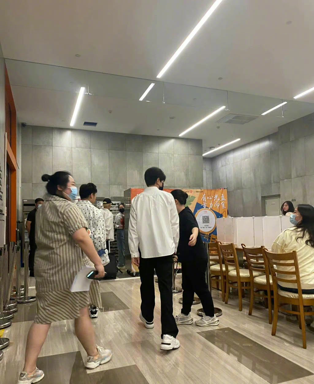 哇哦!成毅今日扫楼路透,穿的白衬衫好帅!__财经头条