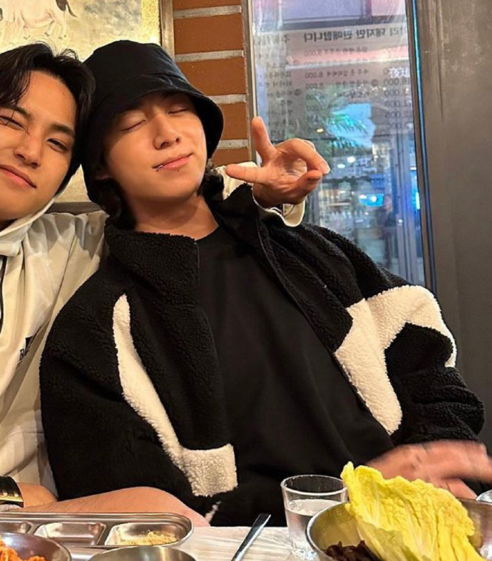 金珉奎晒与田柾国车银优聚会合照!