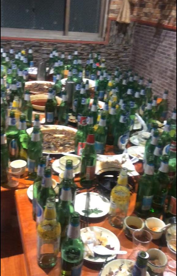 对此,有网友调侃:"我收这些空瓶子就能把我醺醉".