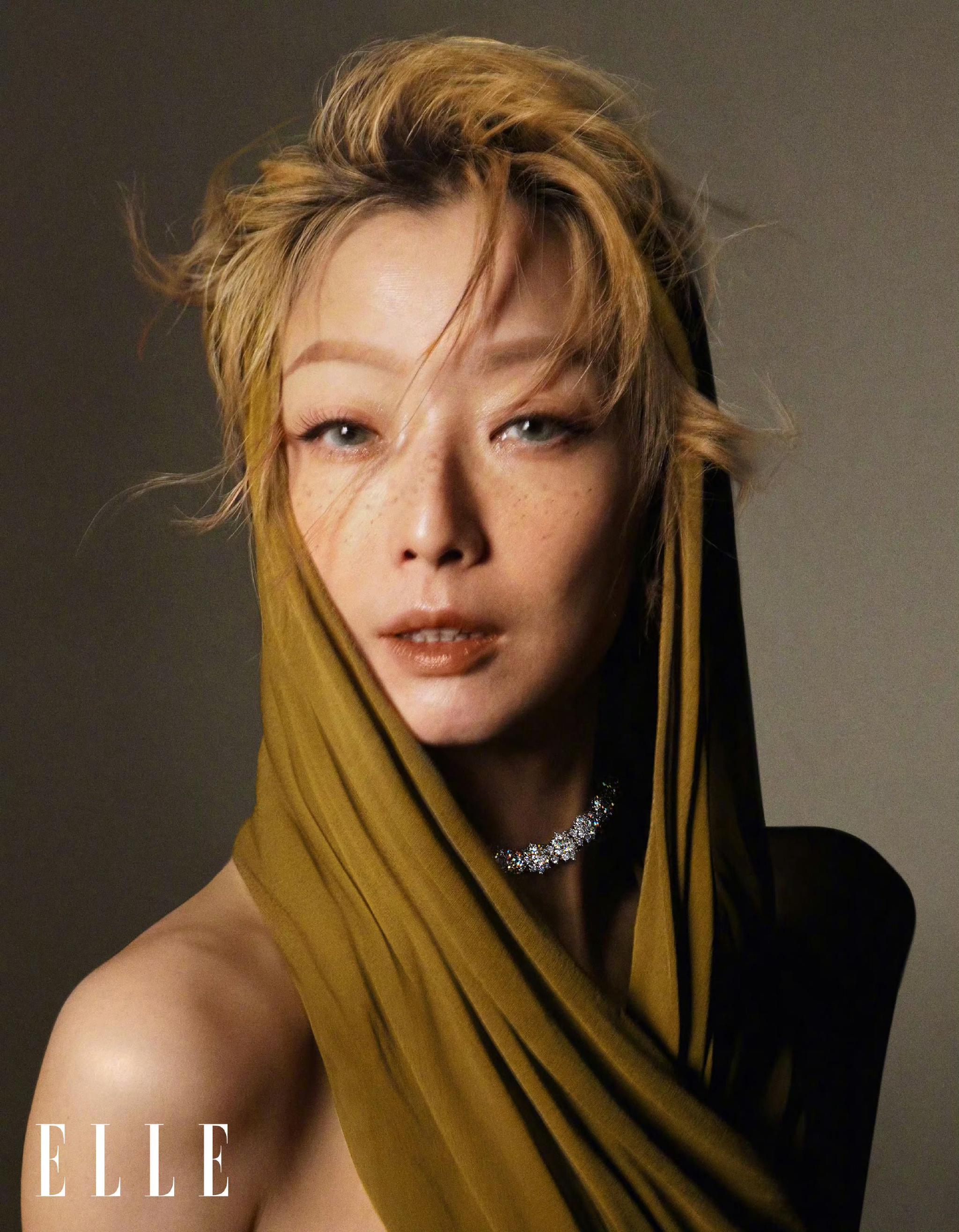 金像奖影后郑秀文为《elle》拍摄的新写真