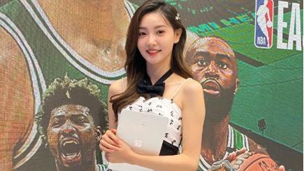 因“掀裙子”走红的NBA女主播!如今又被爆料:高中时代就不一般|nba|金佳悦|球迷|体育|身材_新浪新闻
