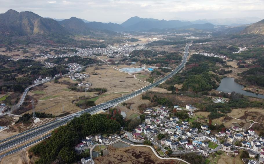 孙正勇摄不断抬升的高质量发展底板,让高速公路见证旌德经济腾飞