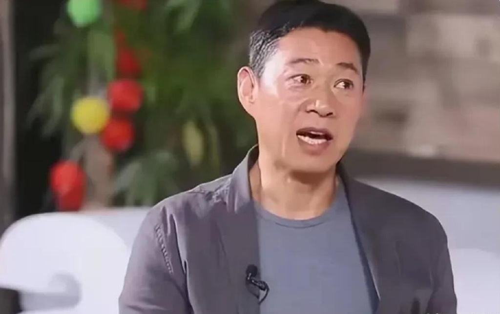 66岁张丰毅状态好,折服评弹女艺人,前妻吕丽萍却在美国捡垃圾!