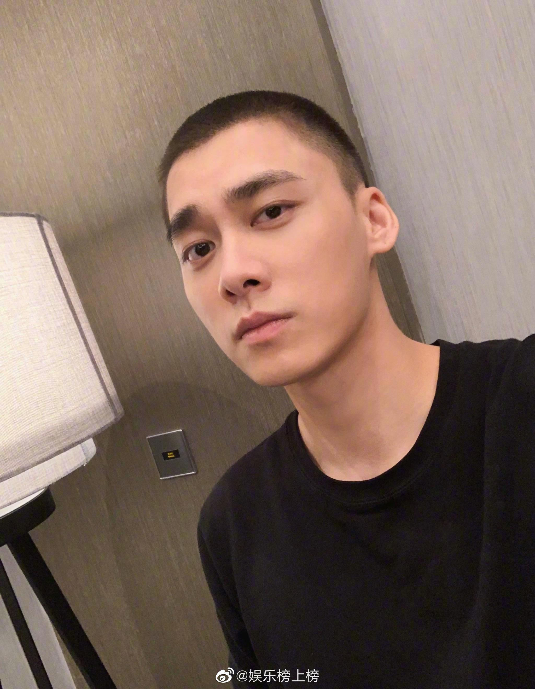 短发寸头vs长发,李易峰的不同发型你更喜欢哪一个呢?