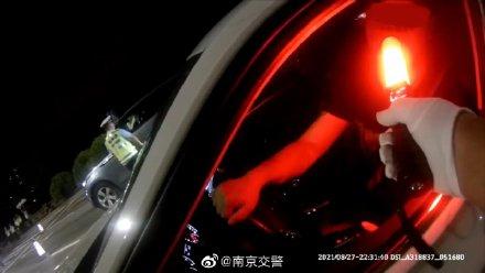 男子无证酒驾过检车被查休闲区蓝鸢梦想 - Www.slyday.coM