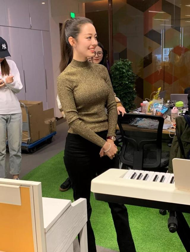 吉娜挺7月孕肚逛街,背3万6大牌包为郎朗买鞋,腰身圆润胖太多
