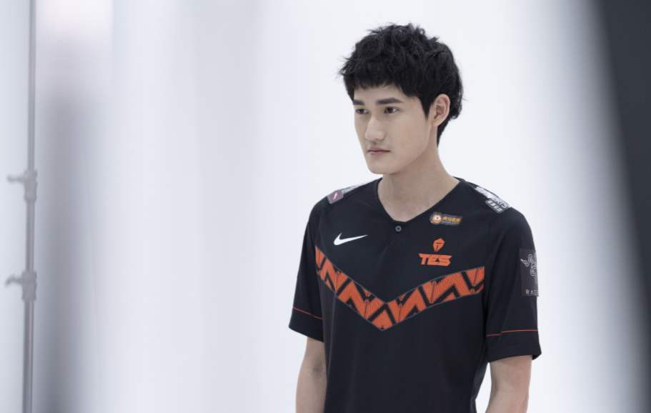 值得一提的是tes的打野选手卡萨,他在世界赛后半程的表现和状态非常好