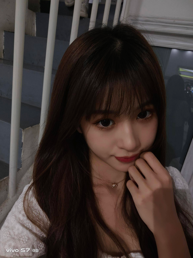 自拍旗舰vivos7摆脱暗光困扰夜晚自拍也很清晰