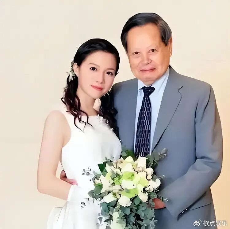 国葬级!杨振宁葬礼覆盖国旗,国家给足了名分