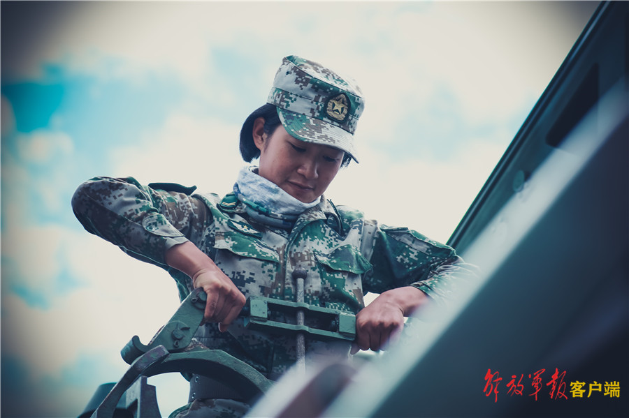 海拔4600米,高原女子战炮班沙场绽放
