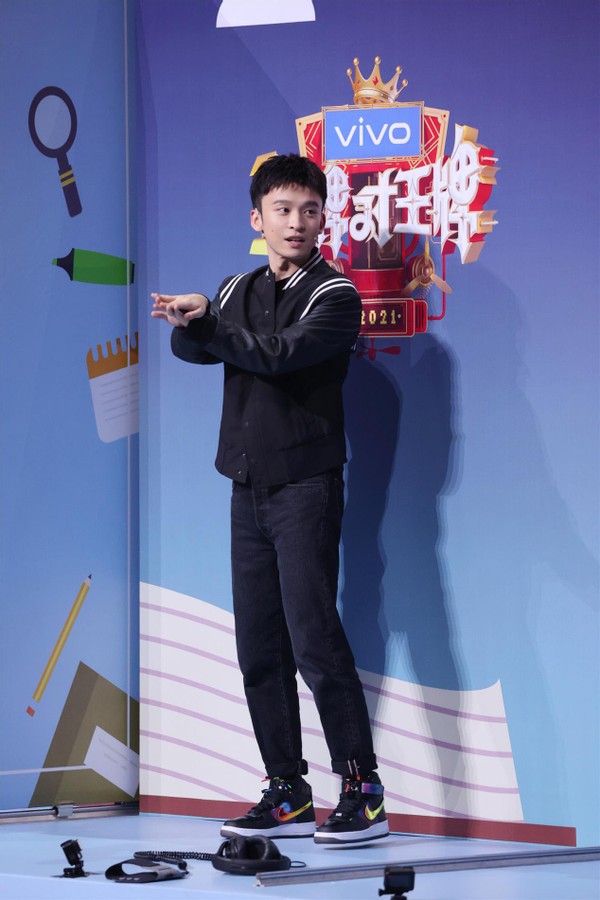 雷佳音,董子健,郭京飞和嘉宾杨迪组成"金牌小说家"队与王牌家族组成的