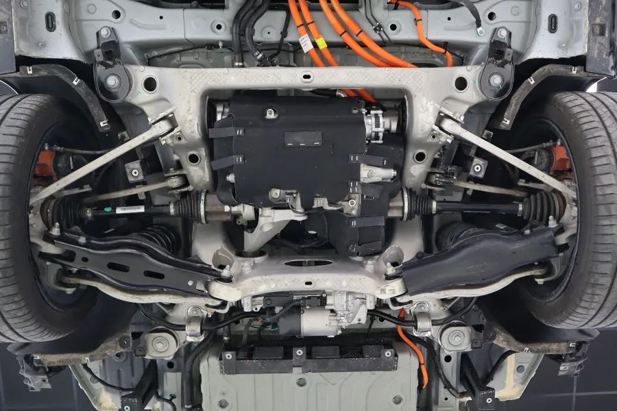 后副车架同样是铝合金材质全框式副车架,也是整体铸铝工艺.