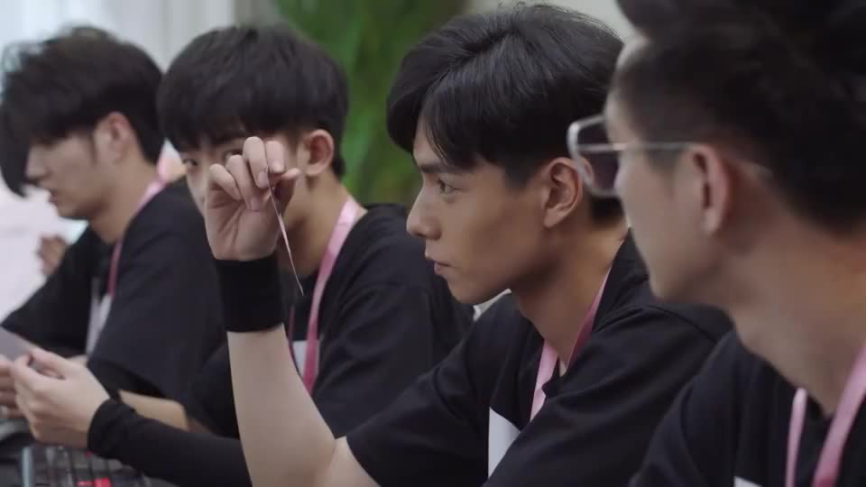 亲爱的热爱的吴白和米邵飞对抗比赛米邵飞耍赖我老了打不动