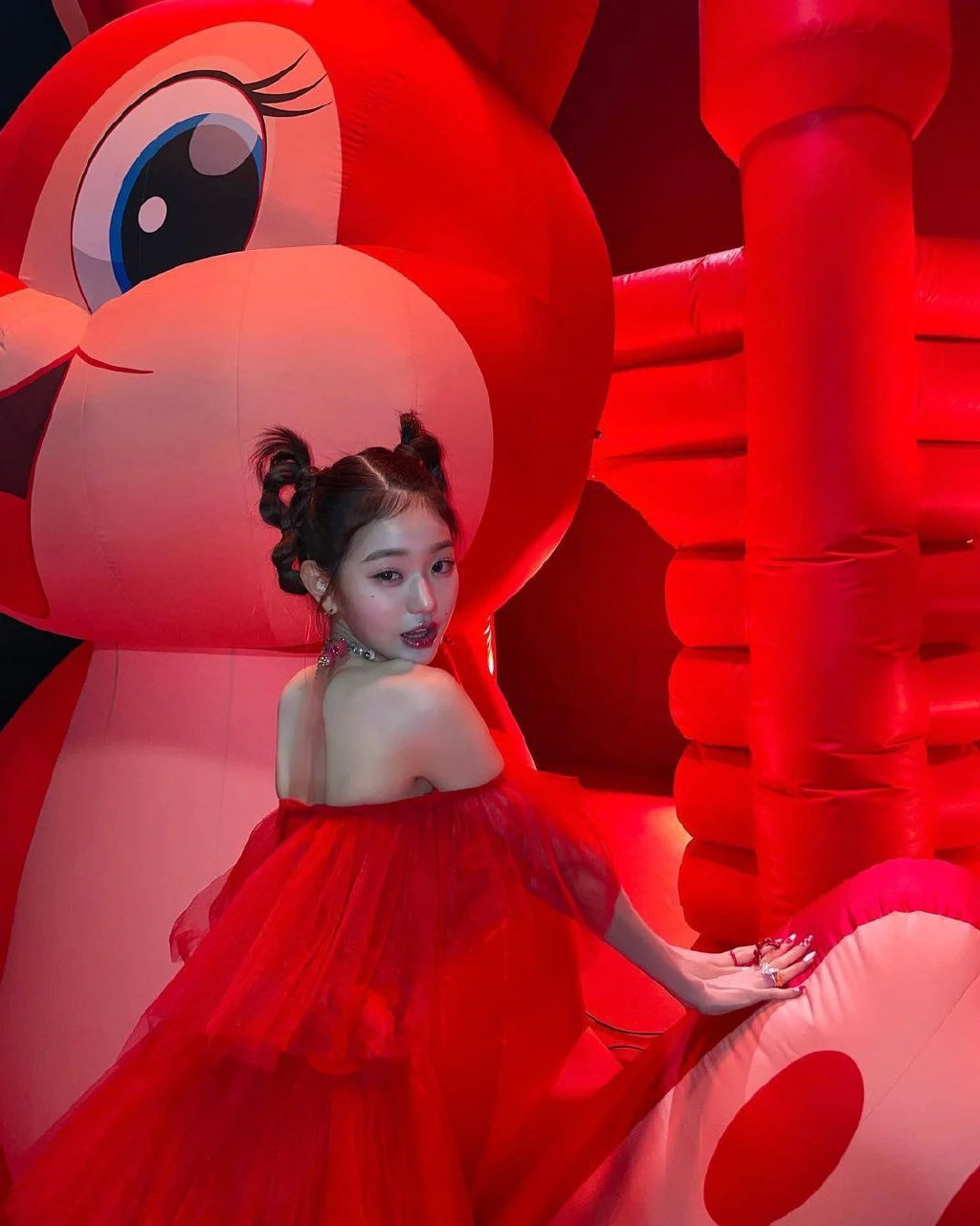 张元英红裙双丸子头造型，变身红色系的“樱桃小公主”休闲区蓝鸢梦想 - Www.slyday.coM