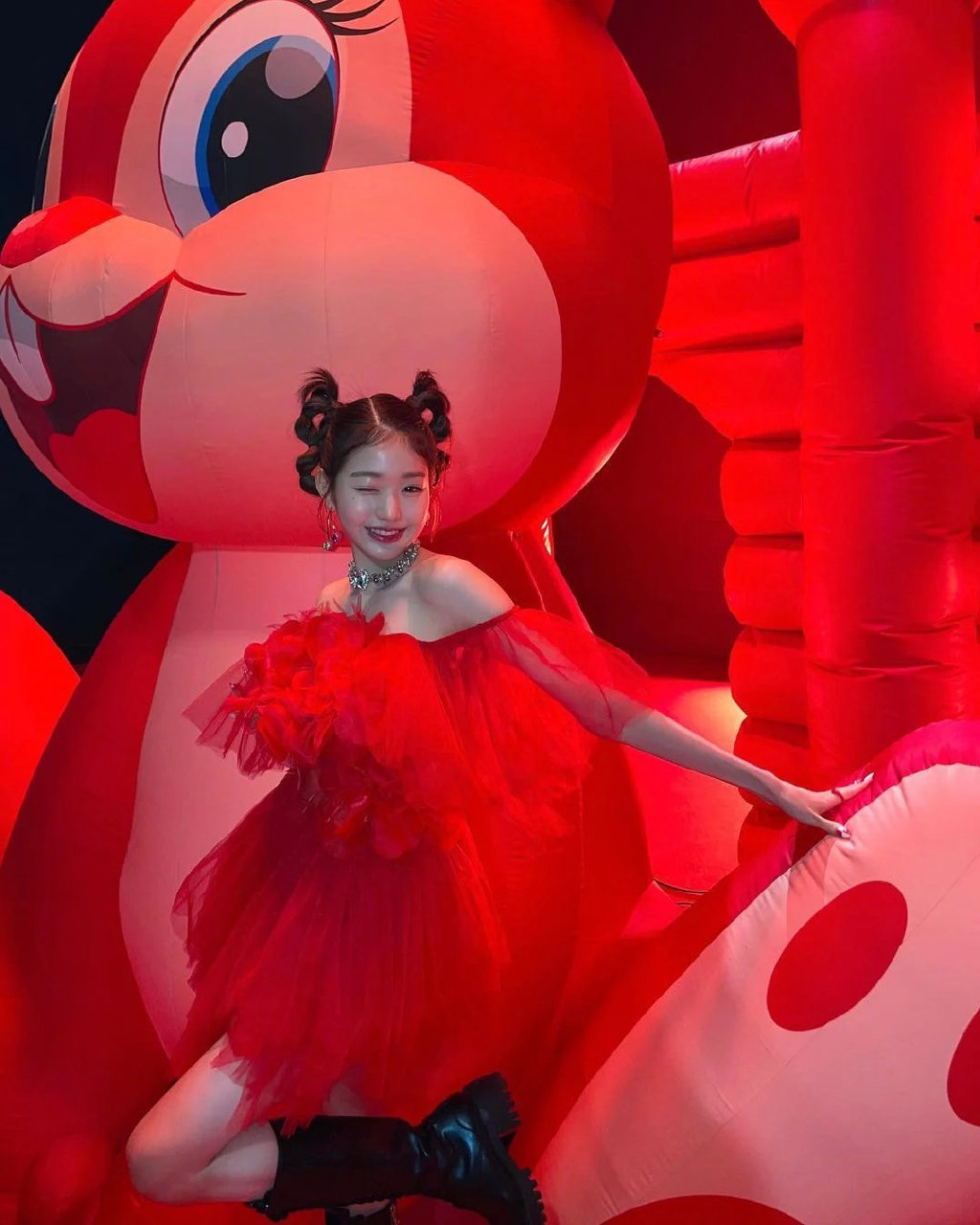 张元英红裙双丸子头造型，变身红色系的“樱桃小公主”休闲区蓝鸢梦想 - Www.slyday.coM