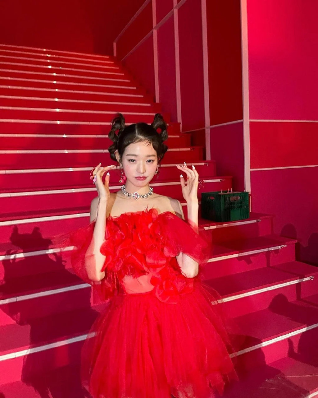 张元英红裙双丸子头造型，变身红色系的“樱桃小公主”休闲区蓝鸢梦想 - Www.slyday.coM