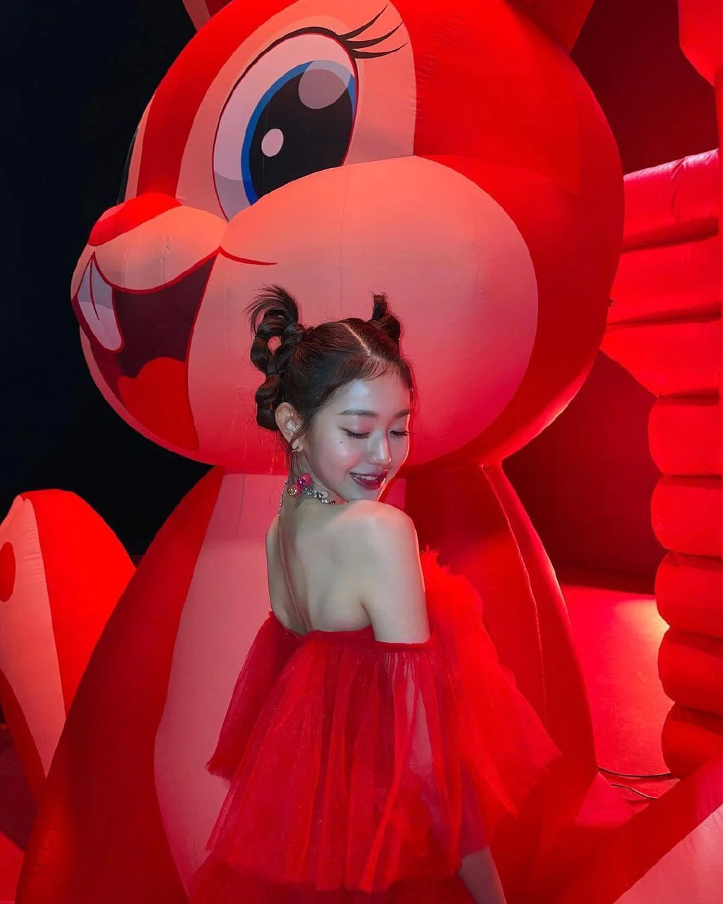 张元英红裙双丸子头造型，变身红色系的“樱桃小公主”休闲区蓝鸢梦想 - Www.slyday.coM