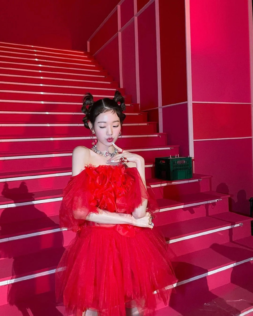 张元英红裙双丸子头造型，变身红色系的“樱桃小公主”休闲区蓝鸢梦想 - Www.slyday.coM