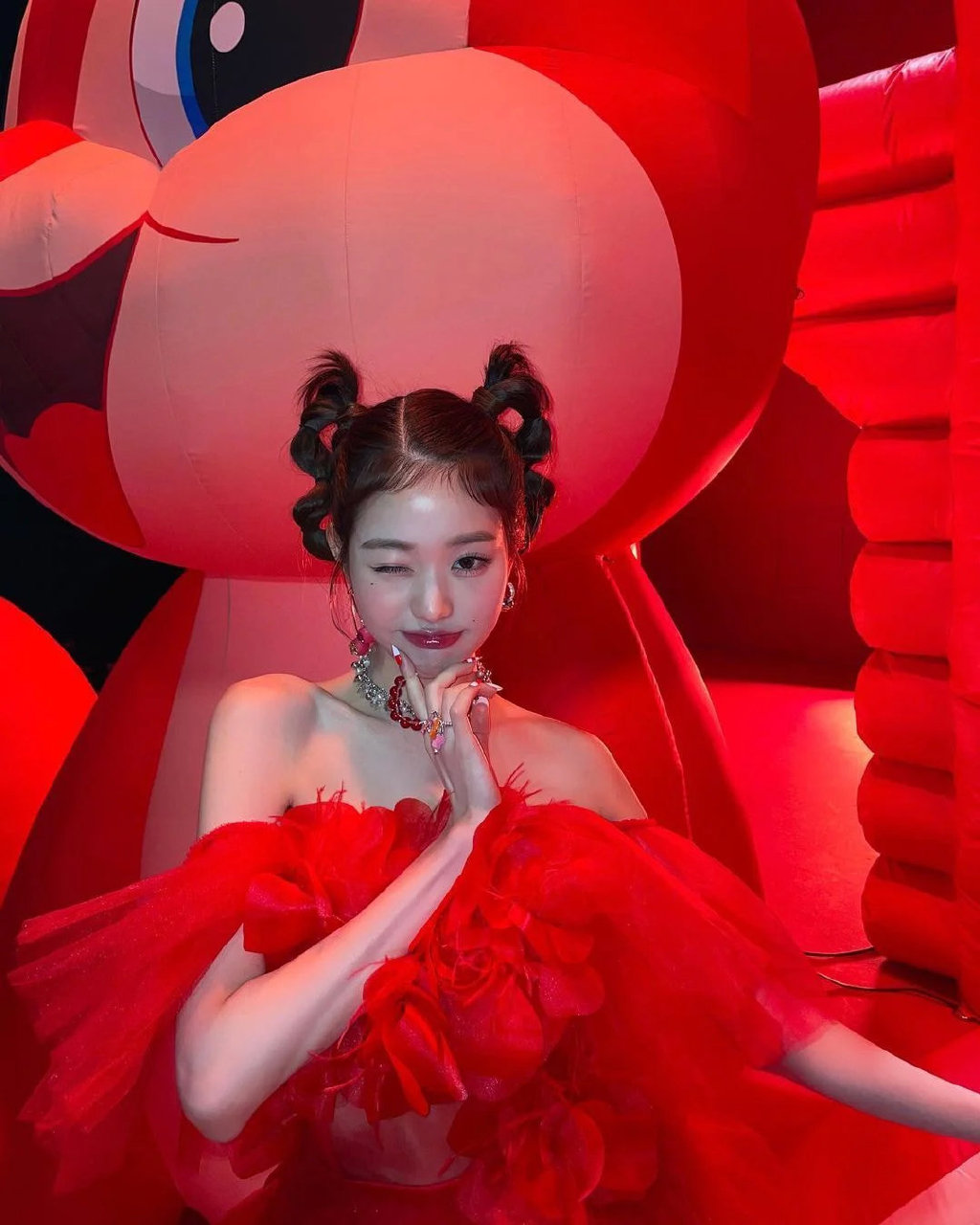 张元英红裙双丸子头造型，变身红色系的“樱桃小公主”休闲区蓝鸢梦想 - Www.slyday.coM