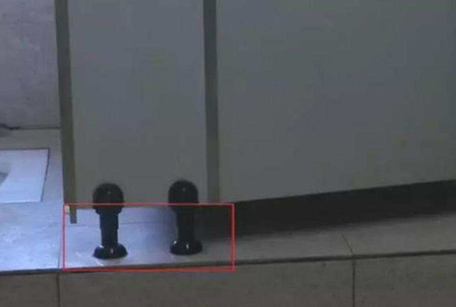 猥琐男厕所偷拍被当场抓获，男子正义出手，看到手机后更加愤怒休闲区蓝鸢梦想 - Www.slyday.coM